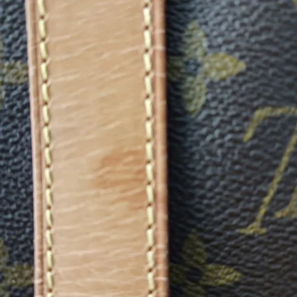 "AUTHENTICATED"Louis Vuitton Saumur Crossbody Bag. - Picture 14 of 16